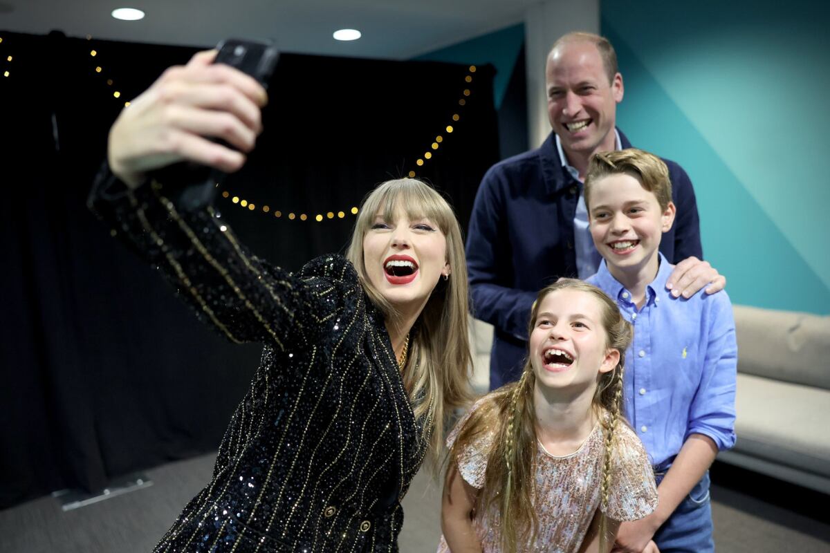 Antes de ofrecer su primer show en Londres, Taylor Swift se encontró con el príncipe Guillermo y sus hijos. (Foto: X/@KensingtonRoyal).