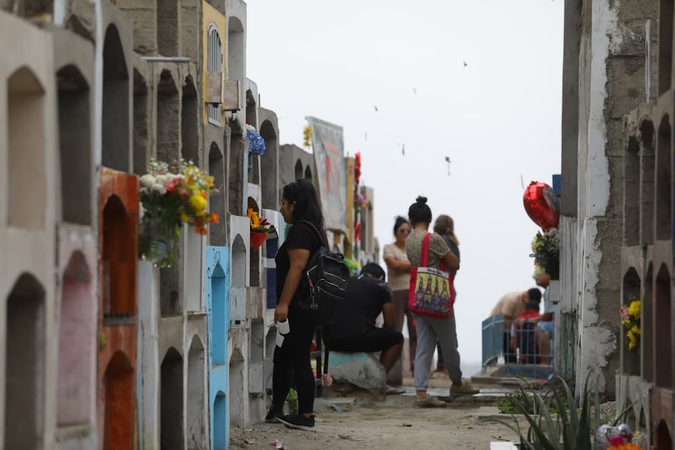 Miles de personas asisten al Cementerio de Belaúnde en Comas, para visitar a sus familiares y conmemorar el Día de la Madre.
Fotos: Antonio Melgarejo/ @photo.gec