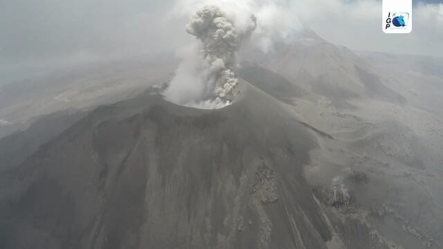 Dron del Instituto Geofísico del Perú sobrevuela el volcán Sabancaya en plena erupción