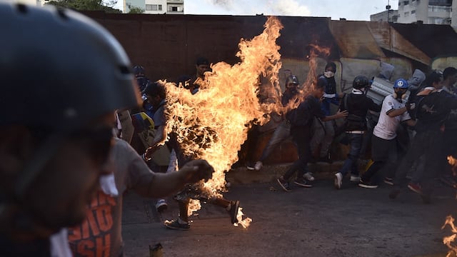 Venezuela ordena nuevas capturas por muerte de joven quemado en protestas de 2017
