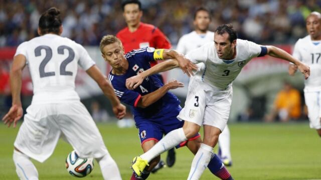Uruguay derrotó 2-0 a Japón con goles de Cavani y Hernández