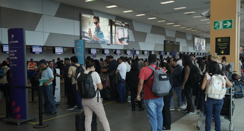 Retraso de vuelos en el aeropuerto Jorge Chavez por huelga de trabajadores aéreos perjudican a pasajeros. 
Fotos Britanie Arroyo/ @photo.gec