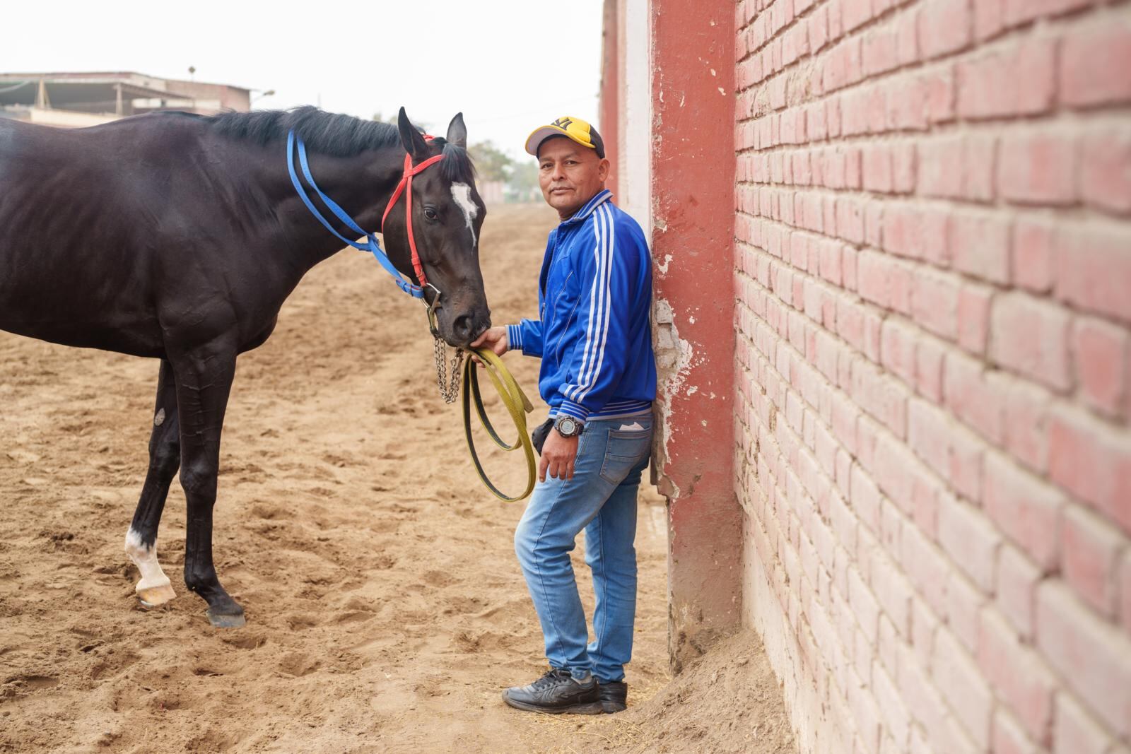 Víctor Vargas es capataz en las caballerizas del Hipódromo de Monterrico. Trabaja en este lugar desde hace 40 años.