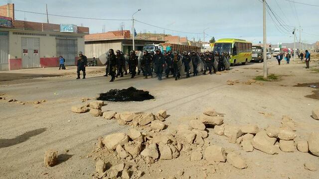 Vía Puno Desaguadero fue bloqueada por huelguistas en Ilave