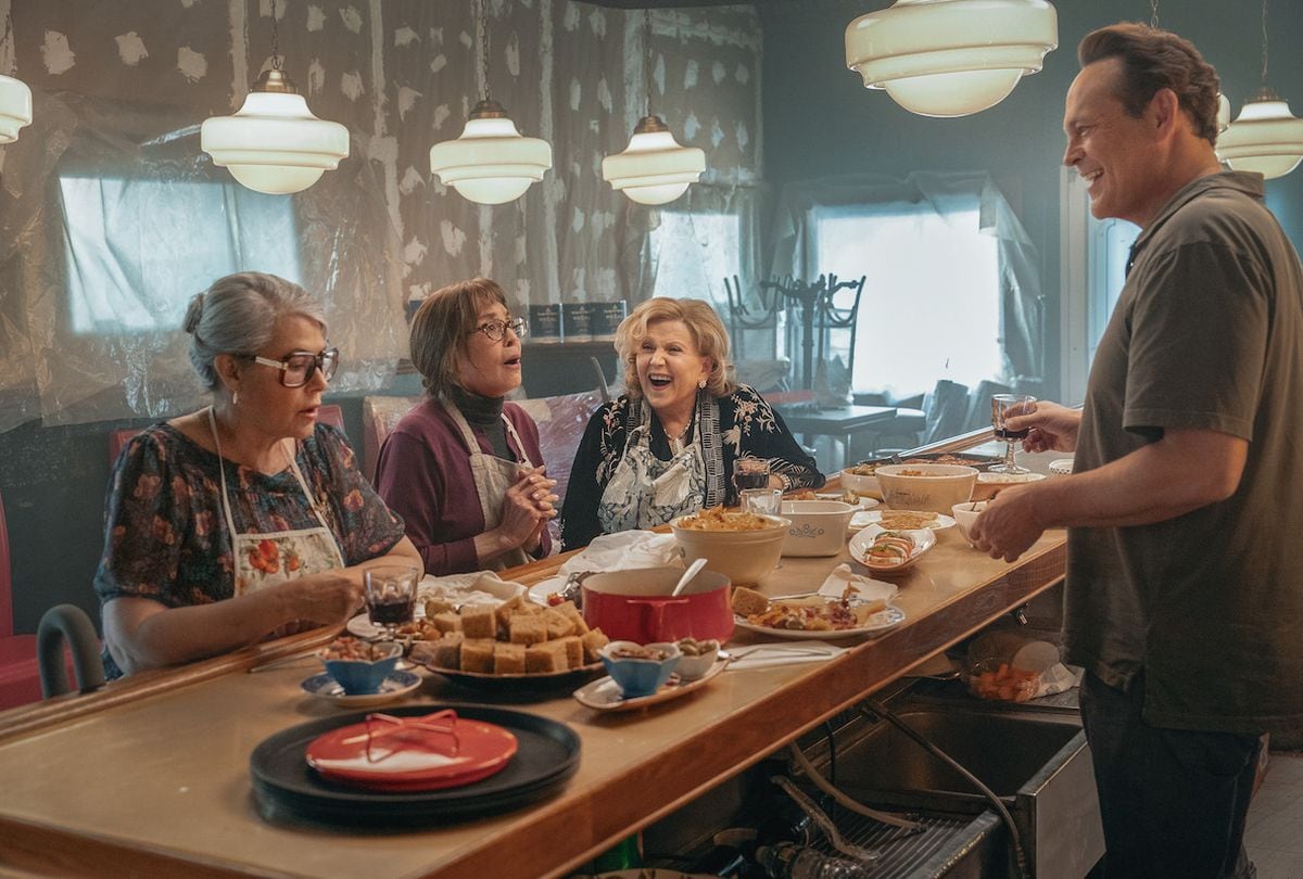 El filme "Nonnas" nos muestra cómo la muerte de una madre hace que un hijo abra un negocio en honor a ella contratando a abuelas como cocineras (Foto: Fifth Season / Odd Lot Entertainment / Matador Content / One Community)