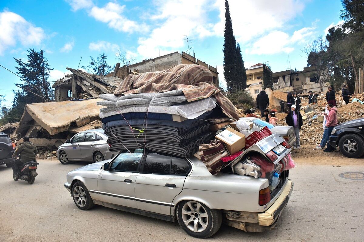 Un automóvil cargado con pertenencias de personas que regresan a la aldea de Ras al-Ain, en las afueras de la ciudad de Baalbeck, en el noreste del Líbano, el 24 de noviembre de 2024. (Foto de Fadel ITANI / AFP)