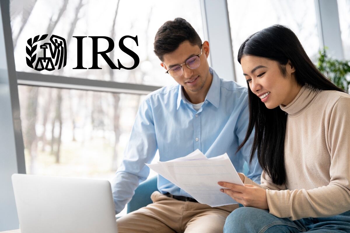 Dos personas con papeleos en la oficina. (Foto: Freepik)