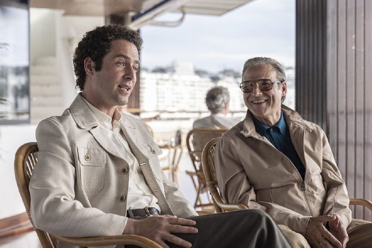 Adam Quintero como Ramón Esparza e Iturralde en el drama biográfico "Cristóbal Balenciaga". Se trata de la pareja y colaborador del diseñador (Foto: Disney+)