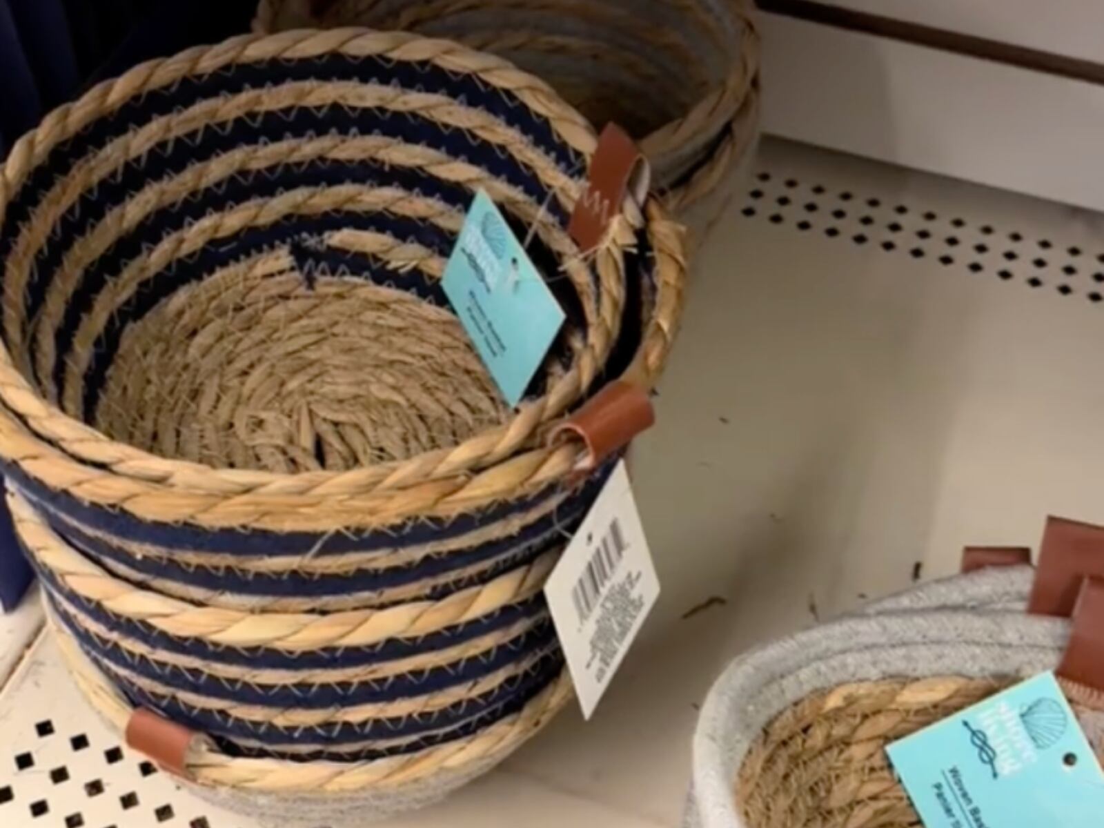 Cestas de paja tejida en los estantes de Dollar Tree (Foto: Gina Concilio / TikTok)