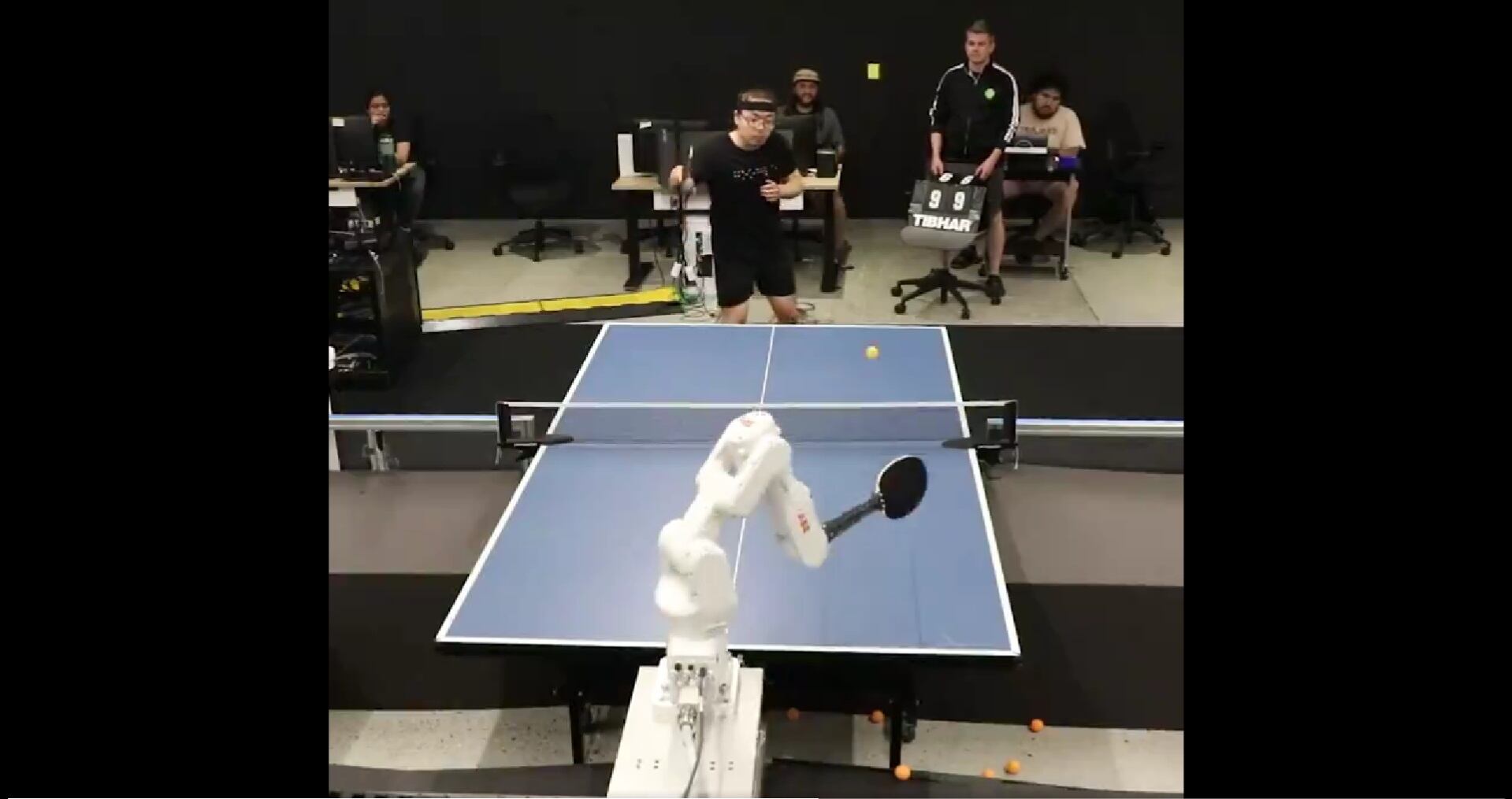 Google sorprende con un robot capaz de jugar tenis de mesa contra humanos. (Foto: Captura)