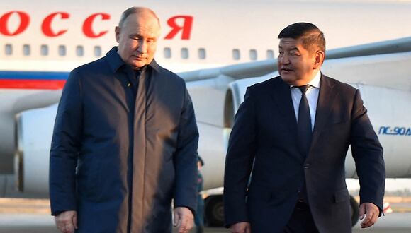 El presidente del Gabinete de Ministros de Kirguistán, Akylbek Zhaparov, caminando con el presidente de Rusia, Vladimir Putin, en Bishkek, el 12 de octubre de 2023. (Foto de Ergesh ZHUSUBALIEV / GABINETE DE MINISTROS DE KIRGUISTÁN / AFP)