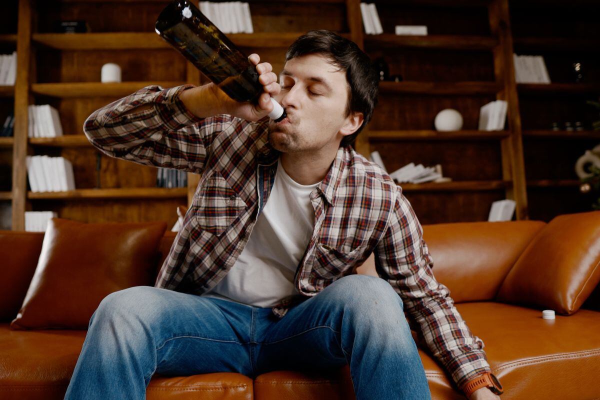 Si vas a tomar gran cantidad de alcohol en Año Nuevo, es mejor que intercales cada vaso con uno de agua para seguir hidratado. (Foto: Yelizaveta Tomashevska / iStock)