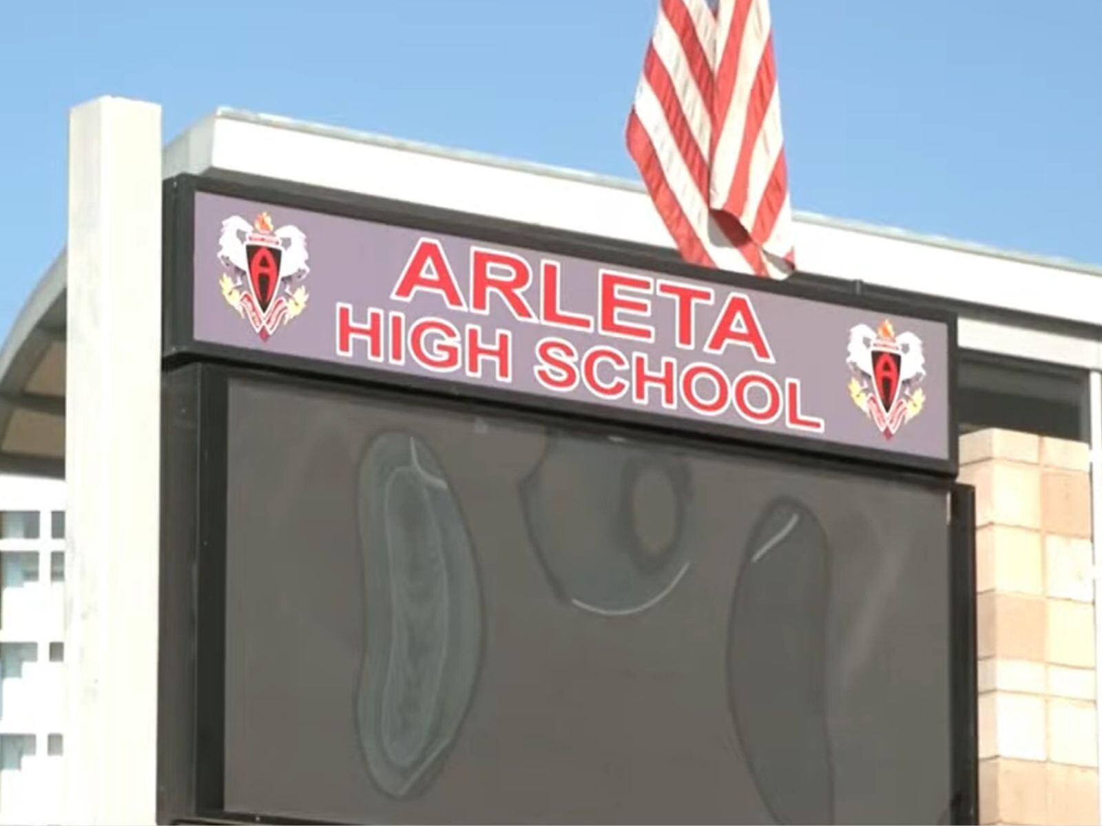 Recientemente, un menor de 15 años con discapacidades fue detenido por ICE cerca a Arleta High School. (Crédito: Univision Noticias / YouTube)