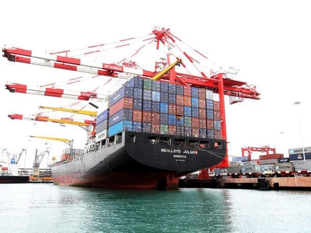 Ligera caída se debió en parte a menores envíos del sector petróleo y gas natural. (Foto: Andina)