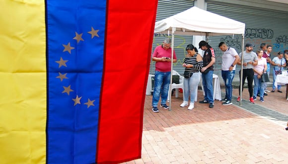 Ciudadanos de Venezuela en Cúcuta ejercen su derecho al voto durante las elecciones primarias para elegir el candidato de la oposición para los comicios presidenciales del próximo año. (EFE/ Mario Caicedo).