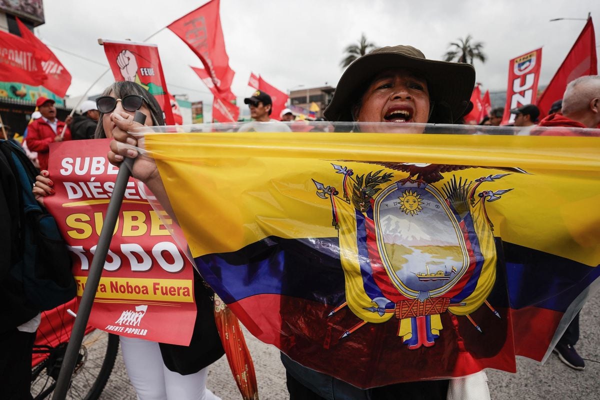 Personas participan en una protesta contra el Gobierno del presidente de Ecuador, Daniel Noboa, en Quito (Ecuador). Foto: EFE/ José Jácome