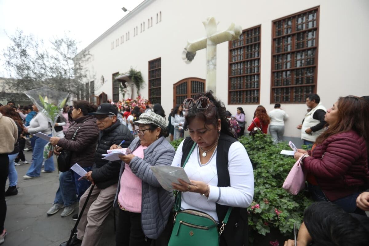 Familias enteras participaron desde la madrugada en las celebraciones religiosas en el santuario de Santa Rosa de Lima. (Foto: GEC)