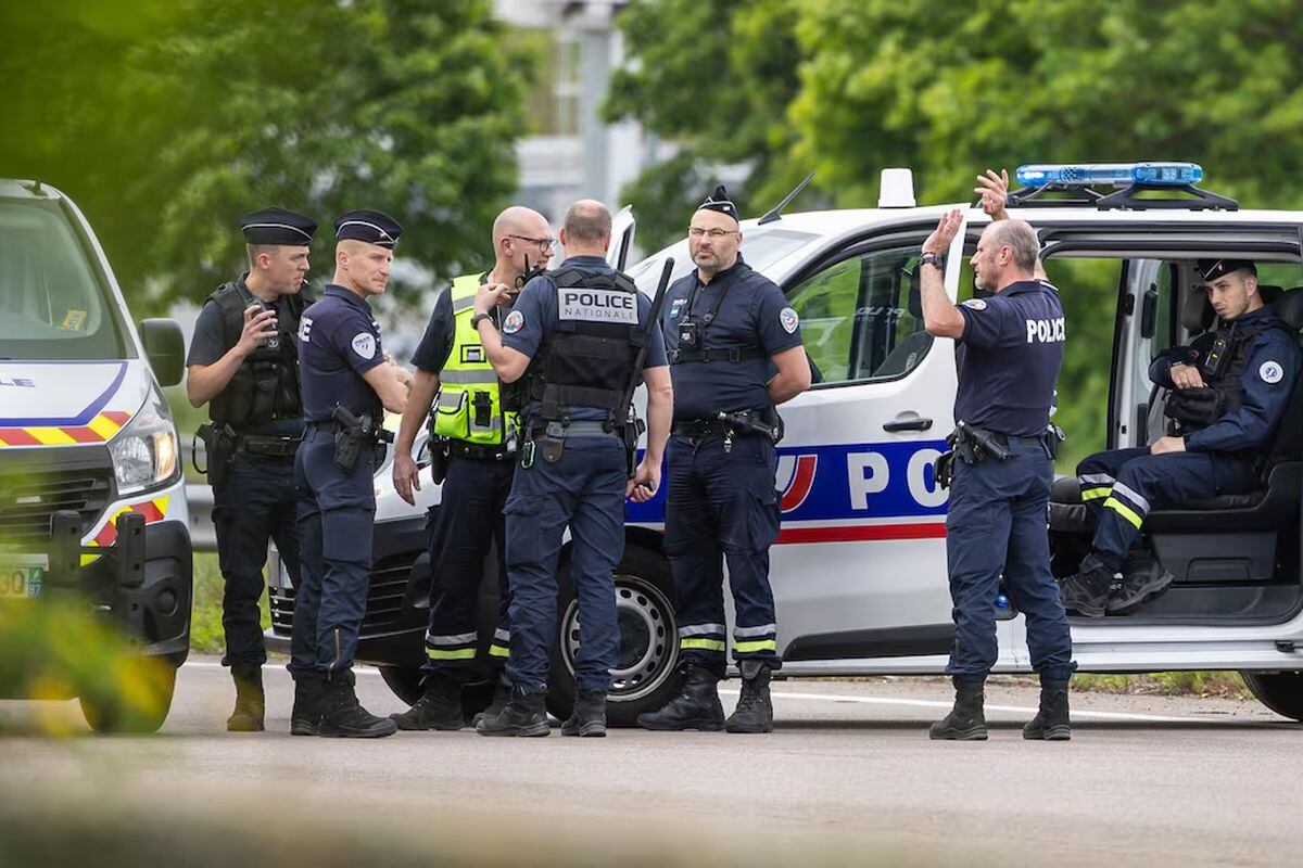 Agentes de policía de Francia en una fotografía de archivo, en el peaje de Incarville, en Normandía. Foto: EFE/CHRISTOPHE PETIT TESSON