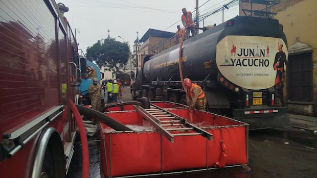 Ejército del Perú refuerza lucha contra incendio en el cercado de lima. (Foto: Ministerio de Defensa)
