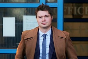 Actor de “Sex Education” fue declarado culpable por abuso sexual contra menores