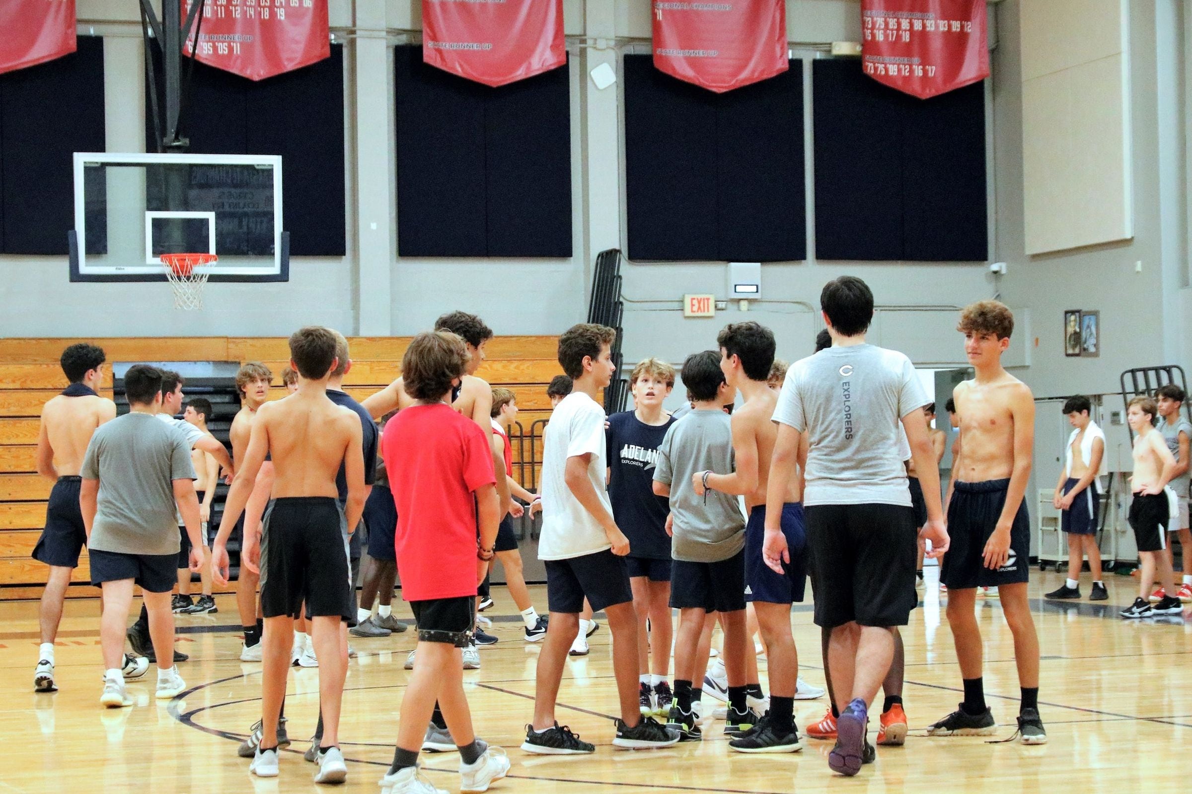 Alumnos entrenando baloncesto en su escuela (Foto: Christopher Columbus High School / Facebook)