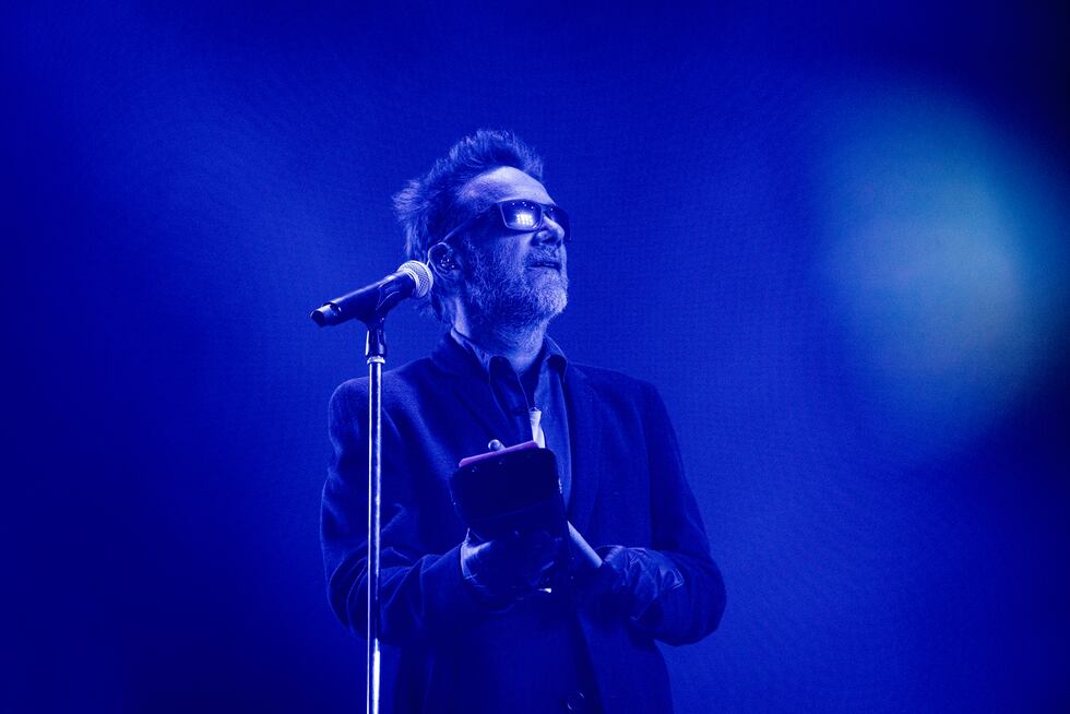 Con anteojos oscuros y un traje negro, Vicentico lidera el escenario del Arena 21. "Manuel Santillán, el León" y "Calaveras y diablitos" suenan minutos después.