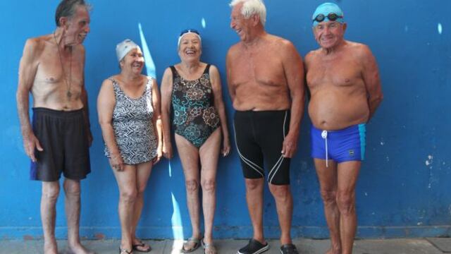 Natación de adultos mayores: aventura y valentía en la piscina