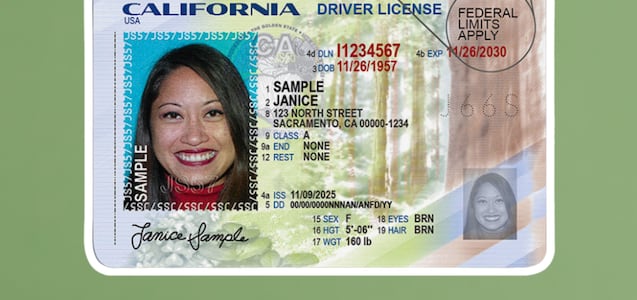 ¿Es legal tener dos licencias de conducir en California?