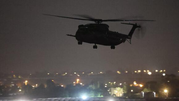 Vista de un helicóptero del ejército israelí que aterriza cerca del cruce de Kerem Shalom entre Gaza e Isarel cuando llegará el primer grupo de rehenes israelíes, Israel, 24 de noviembre de 2023. EFE/EPA/ATEF SAFADI