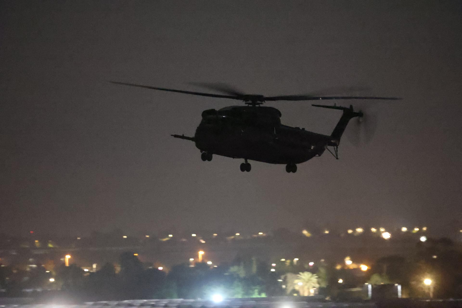 Vista de un helicóptero del ejército israelí que aterriza cerca del cruce de Kerem Shalom entre Gaza e Isarel cuando llegará el primer grupo de rehenes israelíes, Israel, 24 de noviembre de 2023. EFE/EPA/ATEF SAFADI