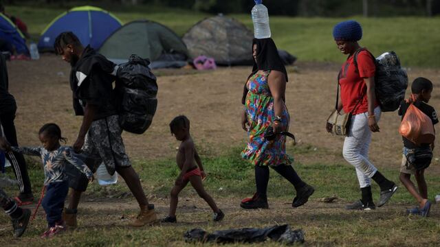 Abandonan en Guatemala a 75 migrantes haitianos y cubanos que eran trasladados en Uber