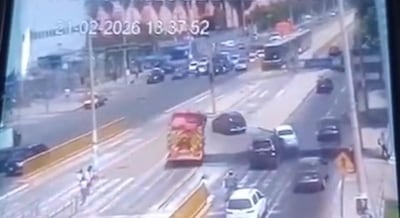 Chorrillos: camión de bomberos evita choque con auto que intentaba cruzar vía del Metropolitano