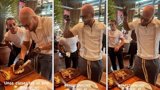 Maluma se muestra junto al famoso chef “Salt Bae” y lo imita al salar un trozo de carne | VIDEO