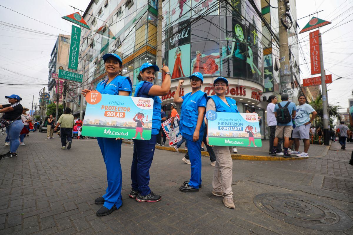 Las especialistas informan sobre a la población sobre los cuidados que debemos tomar ante esta ola de calor. Foto: Essalud