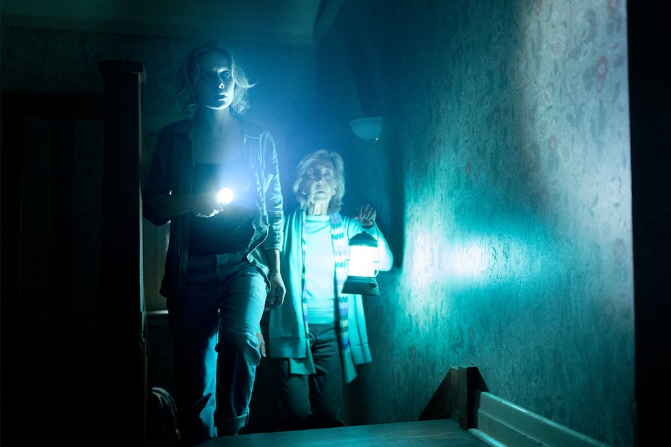 Lin Shaye y Amelia Eve en "La noche del demonio: Están entre nosotros". (Foto: Sony Pictures)