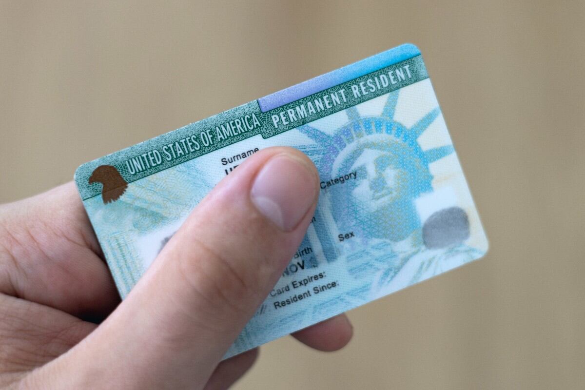 USCIS señaló que el cambio en el proceso de Green Card busca reforzar la integridad y prevenir fraudes migratorios. | Crédito: Kurgenc / iStock