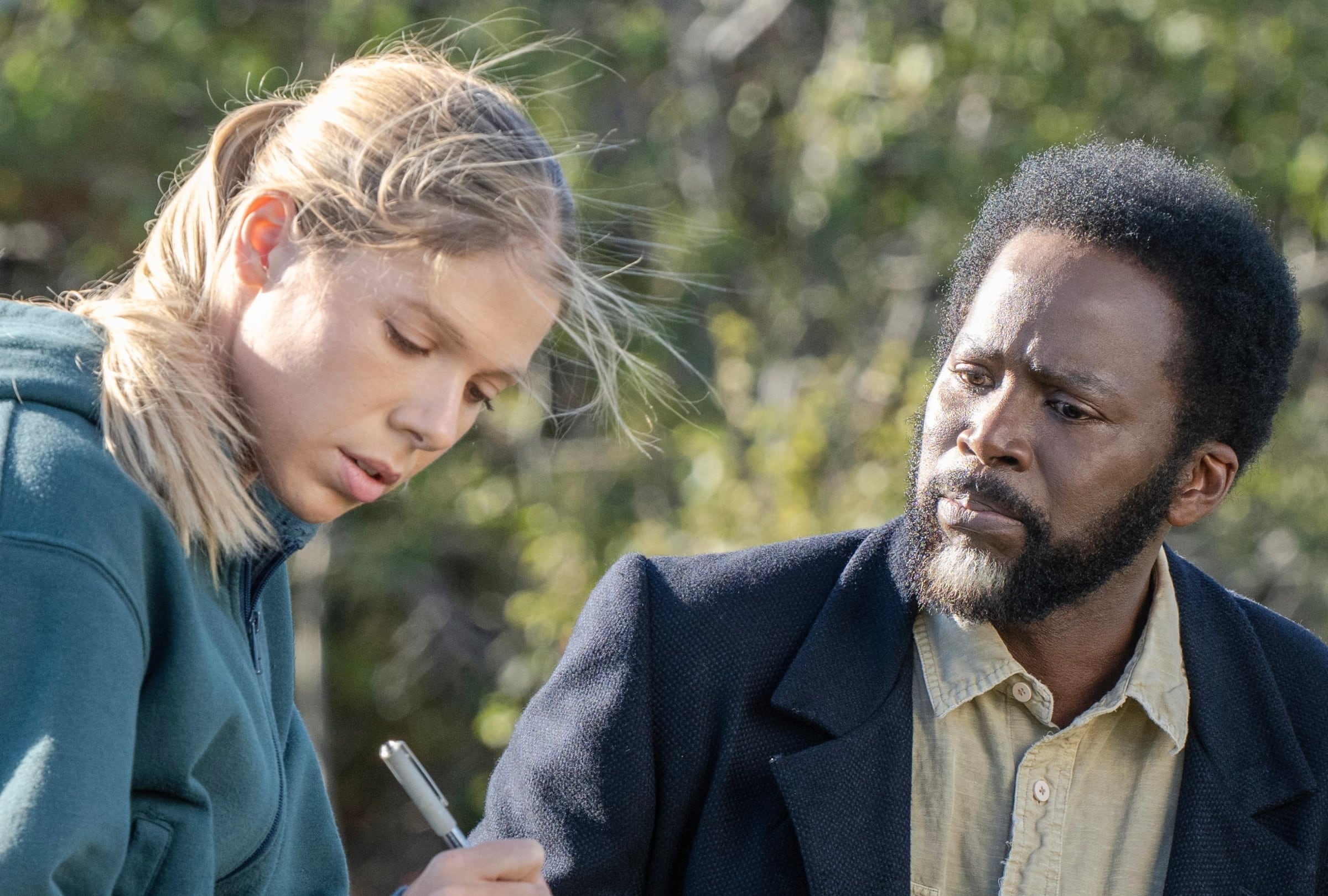 Kristi Miller, interpretada por Chloe Van Landschoot, y el Sheriff Boyd Stevens, interpretado por Harold Perrineau, son dos de los pilares fundamentales para la supervivencia de la comunidad en la serie