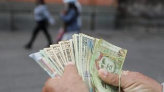 Precio del dólar se mantiene en niveles máximos históricos: ¿Quiénes se benefician y perjudican con su alza?