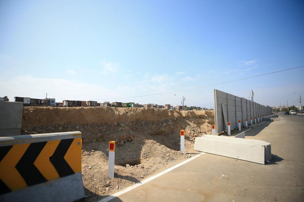 El muro tiene un altura de dos metros y fue colocado para impedir que las personas se trasladen a ambos lados de la avenida Morales Duárez. (Foto: César Bueno/El Comercio)