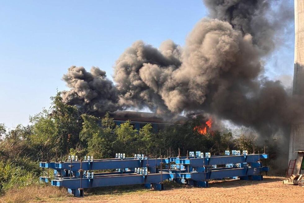 Una foto facilitada por los Ferrocarriles Estatales de Tailandia (SRT) muestra el humo que se eleva de los restos de un tren de pasajeros después de que una grúa de construcción se derrumbara sobre él en el distrito de Sikhio, Nakhon Ratchasima, Tailandia, el 14 de enero de 2026. Foto: EFE/EPA/Ferrocarriles Estatales de Tailandia (SRT)