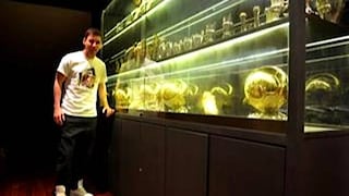 FOTOS: Lionel Messi posó en su casa junto a los cuatro Balones de Oro

