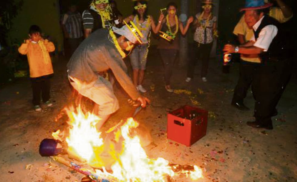 Las cábalas más conocidas y practicadas en el Perú para recibir el Año Nuevo 2025 están: comer 12 uvas, utilizar vestimentas coloridas, llenar la mesa con frutas y menestras, lo que está vinculado a la abundancia, entre otras.