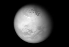 Titán, la luna de Saturno, podría no albergar un océano bajo su superficie helada como se creía hasta ahora