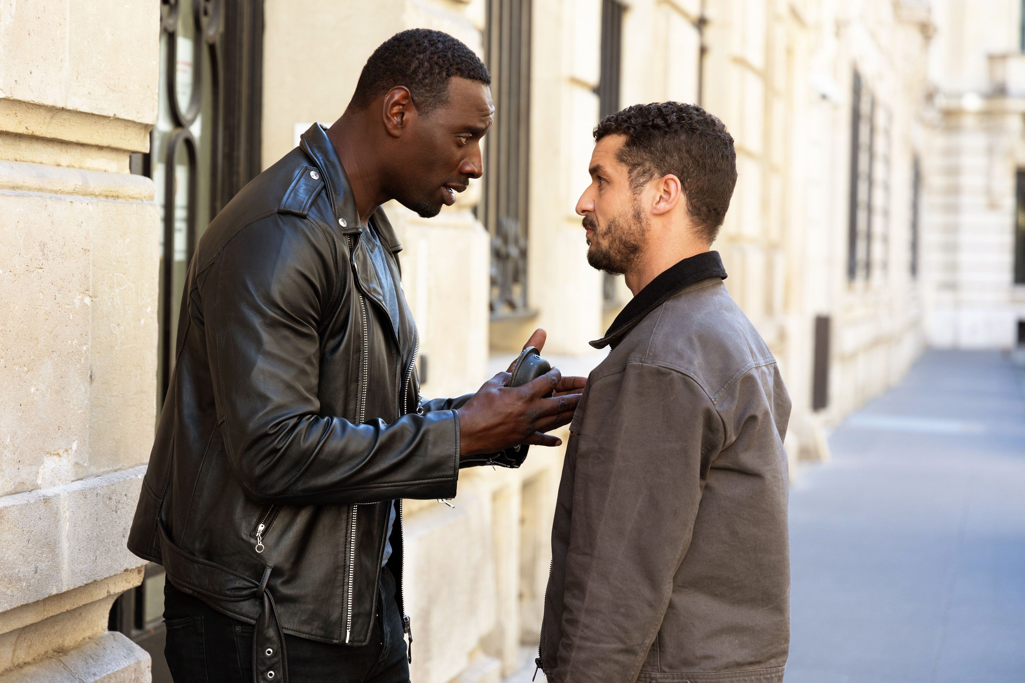 Omar Sy interpreta el papel de Assane Diop, y Soufiane Guerrab es el policía Youssef Guedira.