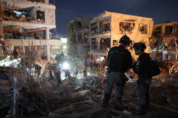 Los equipos de rescate buscan entre los escombros de un edificio tras el impacto de un misil balístico iraní en la ciudad israelí de Bat Yam, al sur de Tel Aviv, la madrugada del 15 de junio de 2025. (Foto de Jack GUEZ / AFP).
