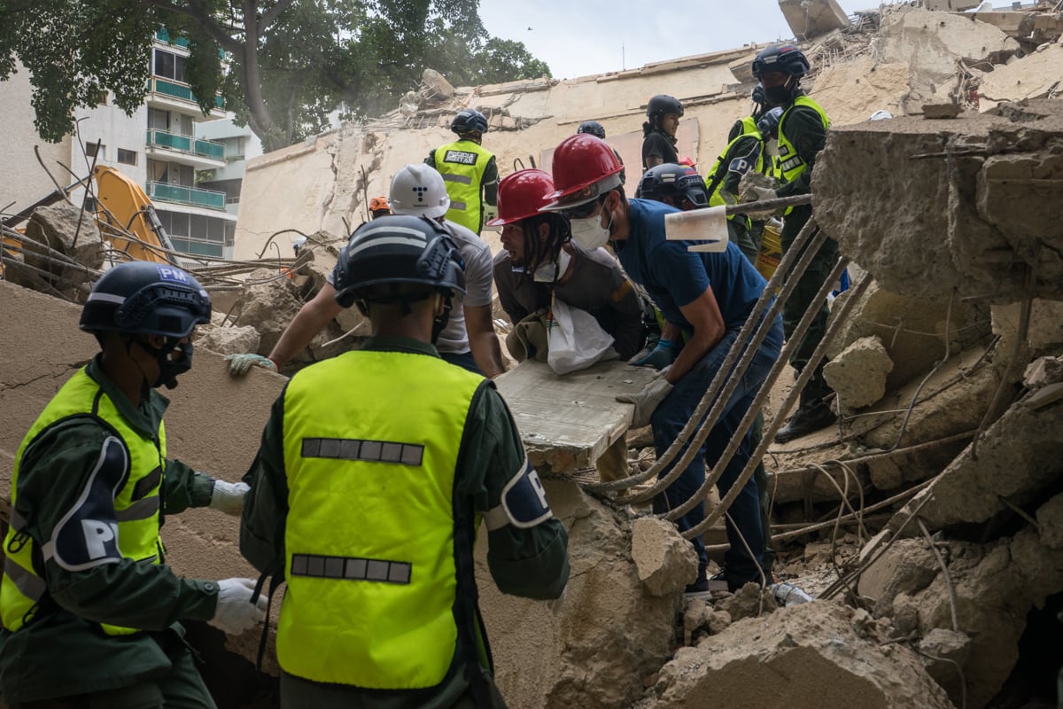 Venezuela, la búsqueda contrarreloj de sobrevivientes un día después de los terremotos