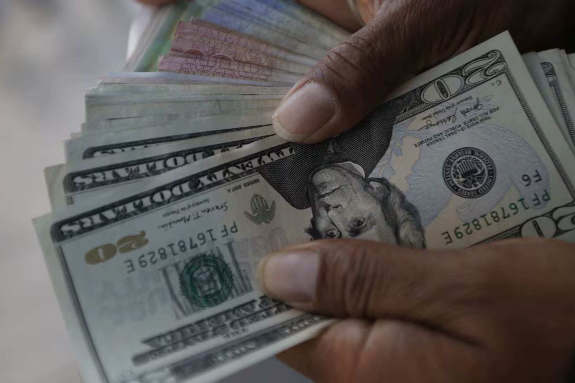 Vea cuánto cuesta el dólar en Colombia, si subió o bajó, este miércoles 13 de agosto de 2025. Conozca su TRM. (Foto: AFP)