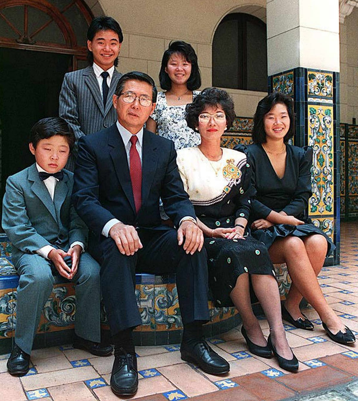 La familia Fujimori-Higuchi en pleno. Así empezó su travesía gubernamental Alberto Fujimori. Muchas cosas cambiarían con el paso de la década de 1990 hasta el desmoronamiento de su poder en el 2000. (Foto: Archivo Histórico de El Comercio)