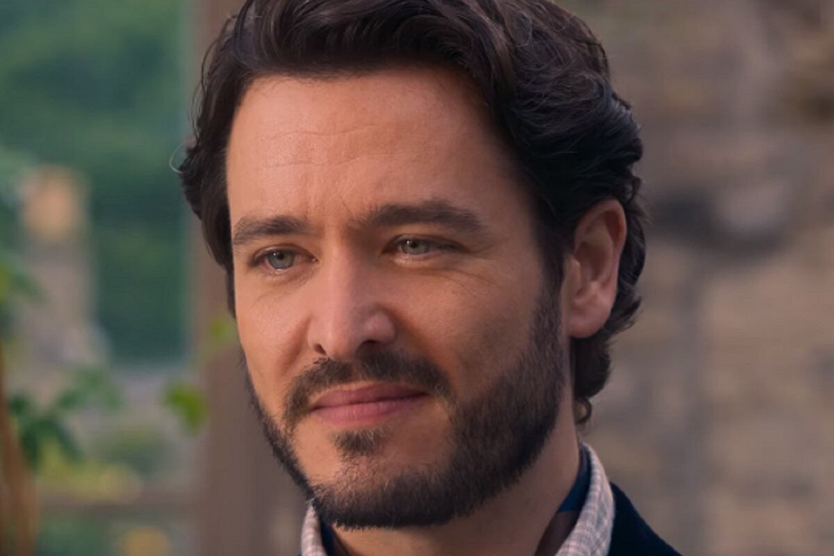 Alexander Vlahos da vida a Paul Kennnedy, un escritor que le debe su éxito a Maddie, en la comedia romántica "Irish Wish" (Foto: Netflix)