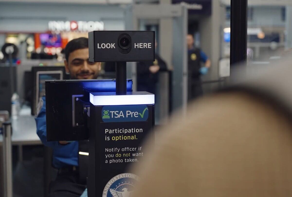 El TSA PreCheck Touchless ID permite pasar los controles de seguridad sin mostrar tu identificación ni tarjeta de embarque. | Crédito: YouTube / The Ritz Herald
